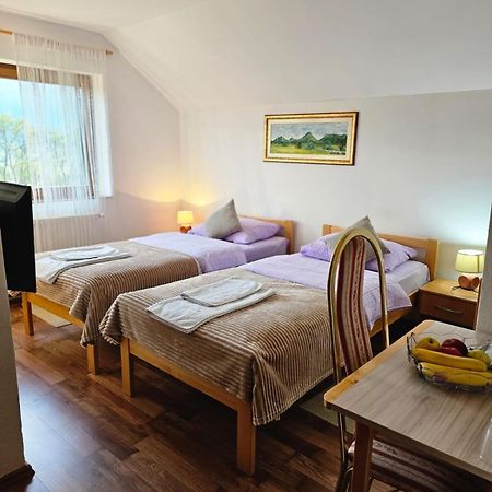 Rooms Vuksa Donji Lapac Eksteriør bilde